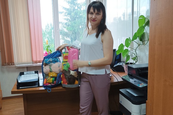 Сотрудники администрации Губкина наполнили ведёрко радости игрушками!