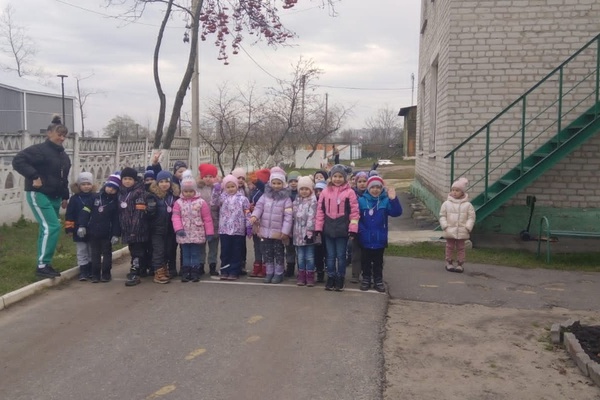 И снова дети бегут, чтобы поддержать Детей