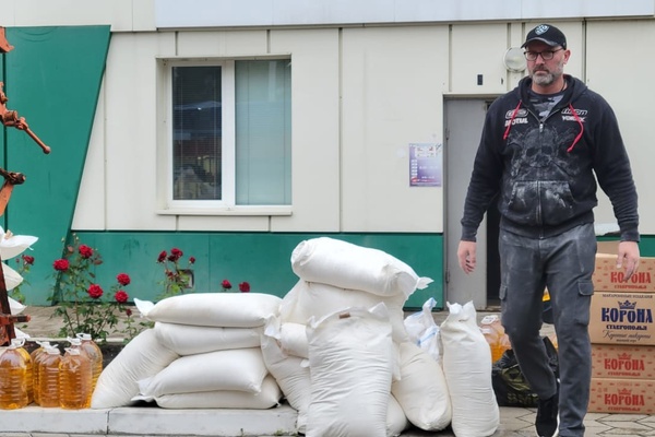 Приехала машина с продуктами для наших людей из Шебекино