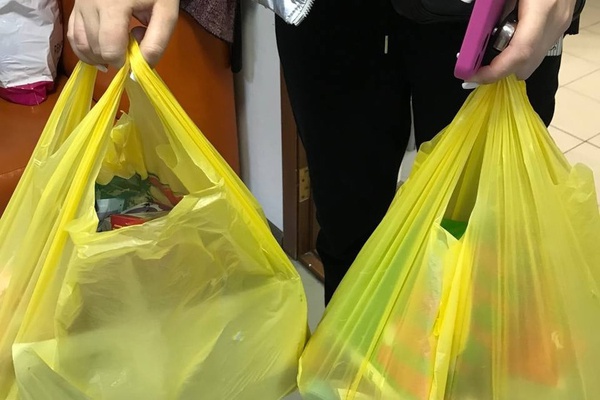 Юные помощники наполнили ведёрко радости игрушками