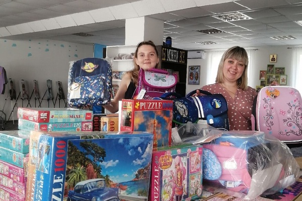 Доброе волшебники из магазина Оптимист передали канцелярию для наших школьников