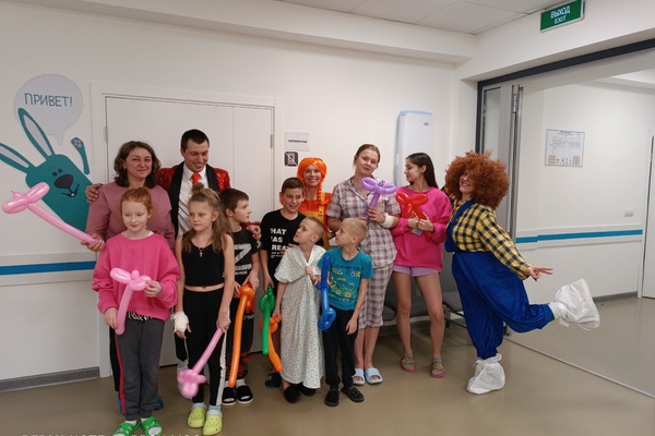 Команда больничных клоунов навестила деток в больнице Старого Оскола